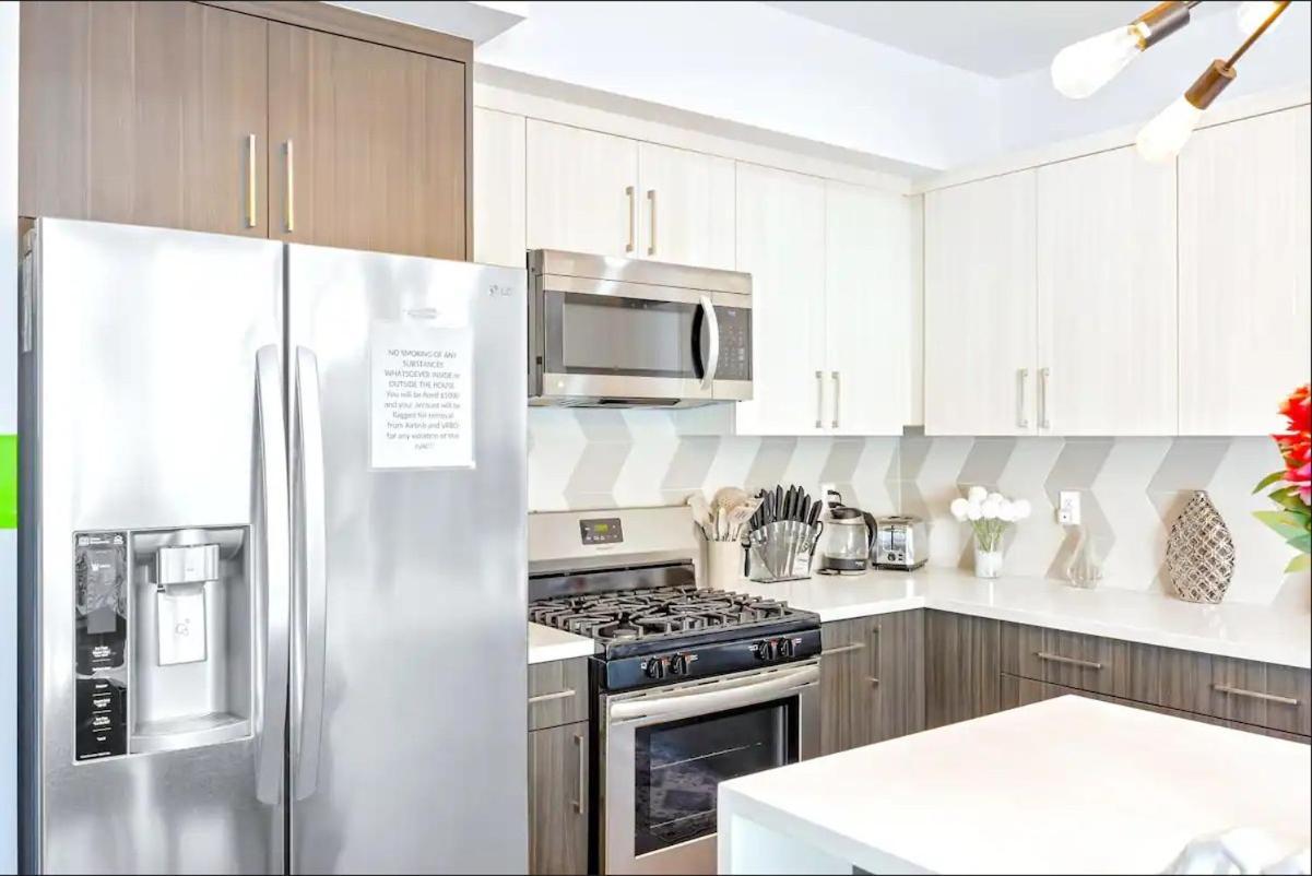 E- Classy Noho Oasis 2-units, U-studios 15m Los Angeles