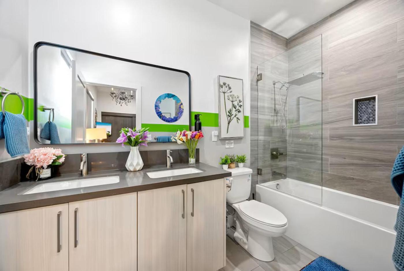 E- Classy Noho Oasis 2-units, U-studios 15m Los Angeles