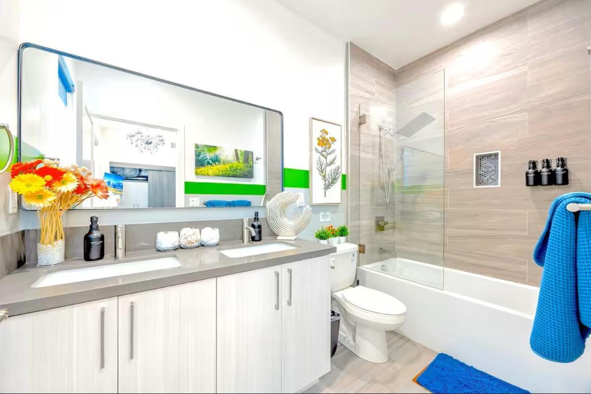 E- Classy Noho Oasis 2-units, U-studios 15m Los Angeles